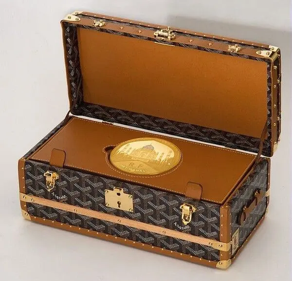 Выставочная коробка для килограммовой монеты из золота 999 пробы.