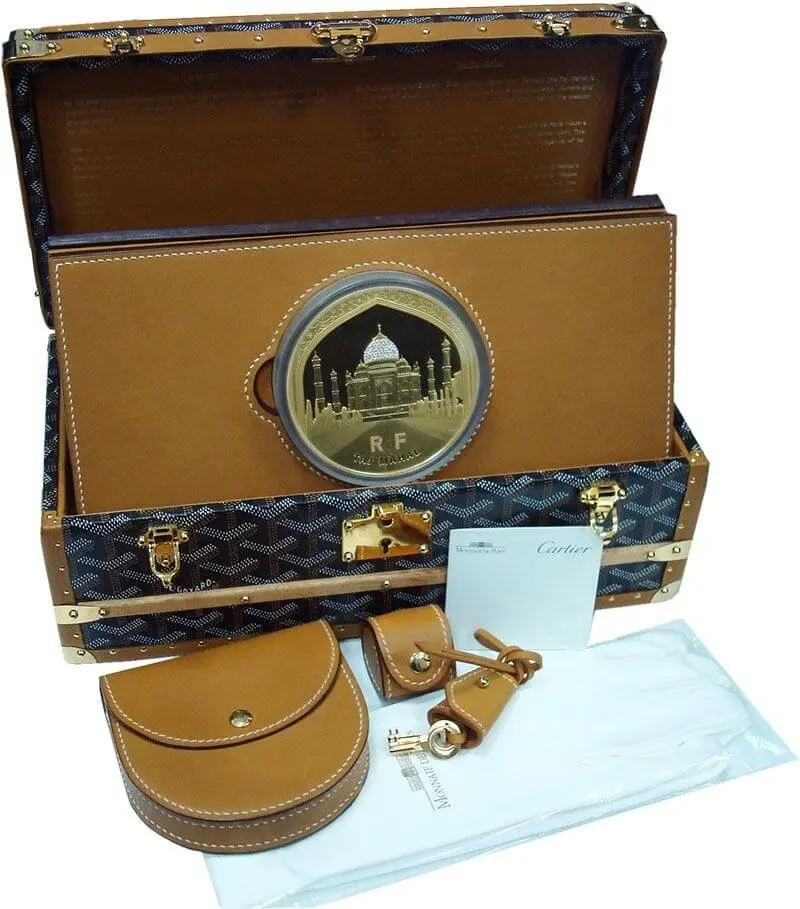 Коробка для хранения золотой монеты весом 1 килограмм с аксессуарами.