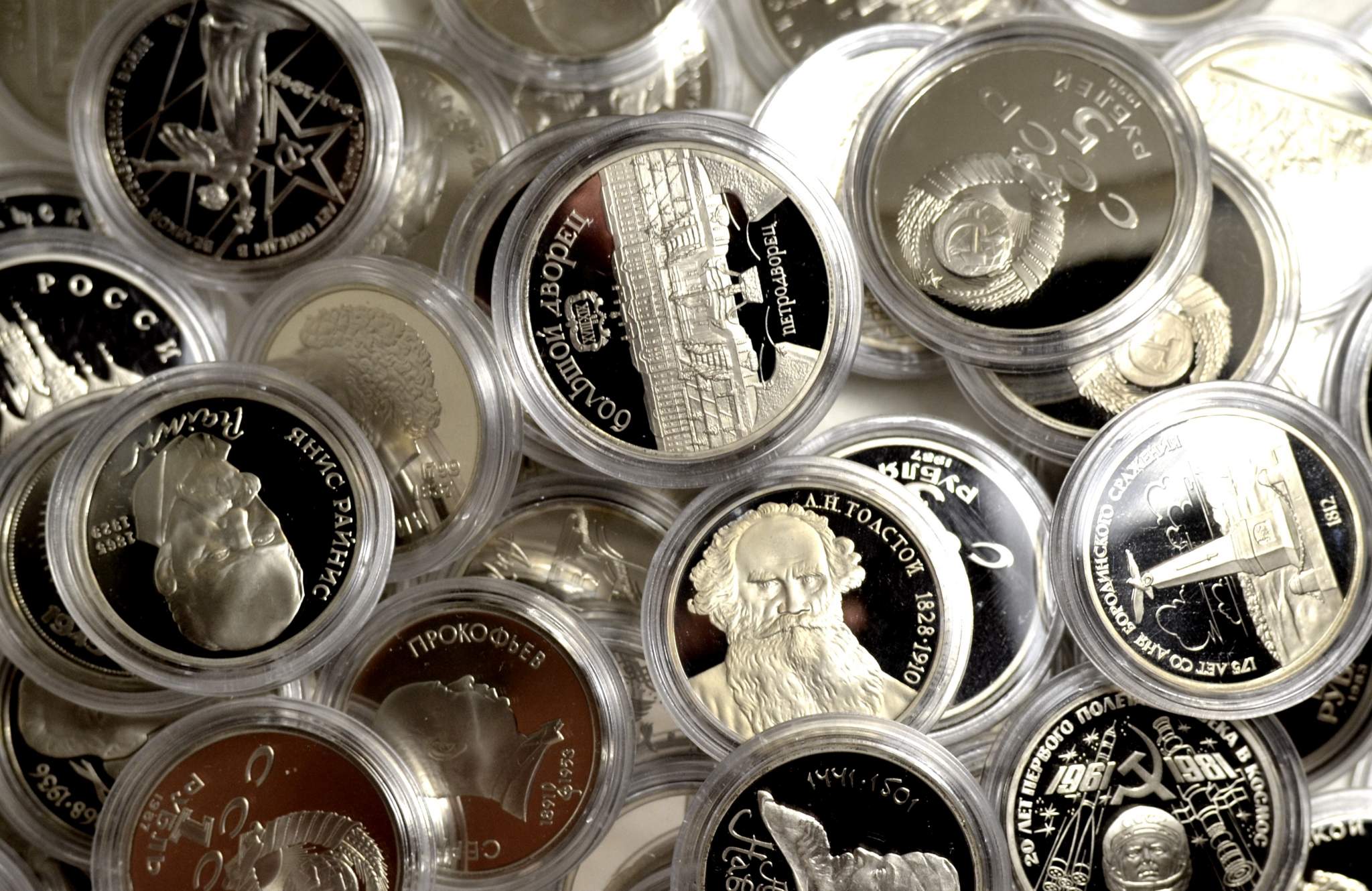 Банки москвы монеты купить. Коллекционные монеты. Коллекция монет. Монеты серебро. Золотые и серебряные монеты.